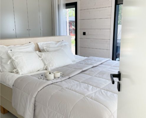 Asuntomessut 2023 Kuningattarenhelmi KOIVUI sisustuspaneelit sängynpäädyssä