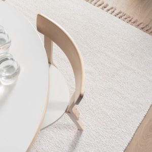 Valo matto on Suomessa kudottu puuvilla-villamatto, jossa luonnonvalkoisen, valkoisen ja beigen sävyt luovat pehmeän vaalean kokonaisuuden.