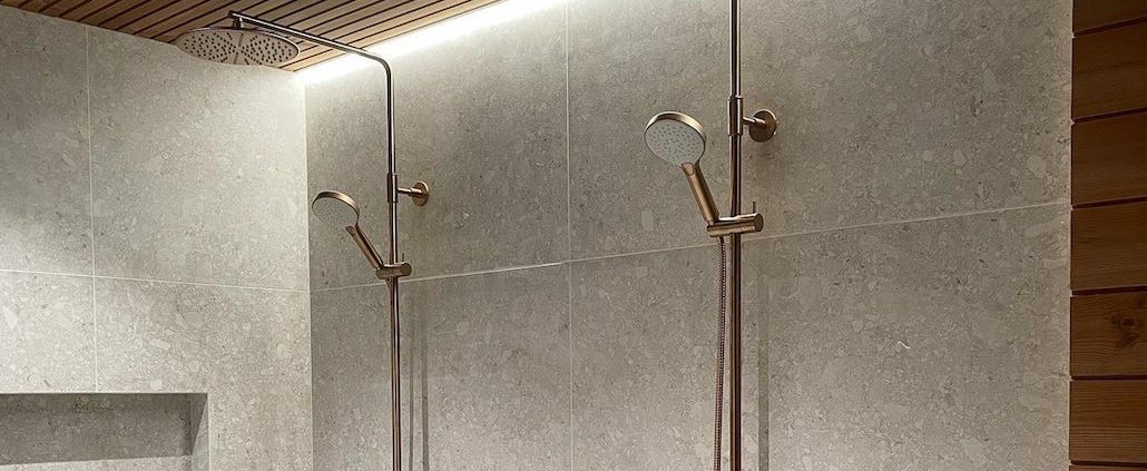 Lämpökäsitellyt Stripe-3 26x140x4200 ja Blankko 19x140x4200 paneelit luovat yhdessä muiden materiaalien kanssa ylellisen ja lämpimän tunnelman kylpyhuoneeseen (Kuva: IG @paluumuuttajanpaivakirja)