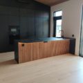 Lämpökäsitelty rimapaneeli Stripe-3 15x90 keittiön saarekkeessa. Kuva: IG @villa_paju