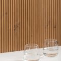 Lämpöpuupaneeli Aalto 600x600 mm hurmaa kauniilla ruskean sävyllään. Upea hento hohto paneelin urakuvioinnissa luo näyttävän kokonaisuuden.